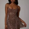 Robe courte Durrani transparente à encolure dégagée et ornements, couleur cacao foncé Robe courte Durrani transparente à encolure dégagée et ornements, couleur cacao foncé