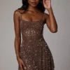 Robe courte Durrani transparente à encolure dégagée et ornements, couleur cacao foncé Robe courte Durrani transparente à encolure dégagée et ornements, couleur cacao foncé