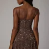Robe courte Durrani transparente à encolure dégagée et ornements, couleur cacao foncé Robe courte Durrani transparente à encolure dégagée et ornements, couleur cacao foncé