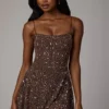 Robe courte Durrani transparente à encolure dégagée et ornements, couleur cacao foncé Robe courte Durrani transparente à encolure dégagée et ornements, couleur cacao foncé