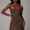 Robe courte Durrani transparente à encolure dégagée et ornements, couleur cacao foncé Robe courte Durrani transparente à encolure dégagée et ornements, couleur cacao foncé