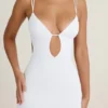 Robe courte Eartha à découpes et dos nu, en blanc Robe courte Eartha à découpes et dos nu, en blanc