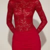 Robe courte Eirlys en dentelle transparente à col bateau, couleur rouge vif Robe courte Eirlys en dentelle transparente à col bateau, couleur rouge vif