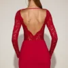 Robe courte Eirlys en dentelle transparente à col bateau, couleur rouge vif Robe courte Eirlys en dentelle transparente à col bateau, couleur rouge vif
