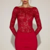 Robe courte Eirlys en dentelle transparente à col bateau, couleur rouge vif Robe courte Eirlys en dentelle transparente à col bateau, couleur rouge vif