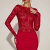 Robe courte Eirlys en dentelle transparente à col bateau, couleur rouge vif Robe courte Eirlys en dentelle transparente à col bateau, couleur rouge vif