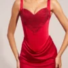 Robe courte Ellis en satin à encolure en cœur et coupe trapèze, couleur rose rouge Robe courte Ellis en satin à encolure en cœur et coupe trapèze, couleur rose rouge