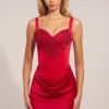 Robe courte Ellis en satin à encolure en cœur et coupe trapèze, couleur rose rouge Robe courte Ellis en satin à encolure en cœur et coupe trapèze, couleur rose rouge