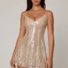 Robe courte en dentelle à col en V ornée Agentha, couleur pêche pâle Robe courte en dentelle à col en V ornée Agentha, couleur pêche pâle