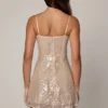 Robe courte en dentelle à col en V ornée Agentha, couleur pêche pâle Robe courte en dentelle à col en V ornée Agentha, couleur pêche pâle
