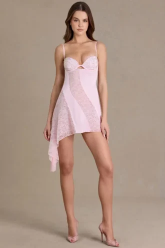 Robe courte en satin ornée de cupes Celestia, couleur rose pâle