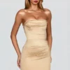 Robe courte en satin à volants et bandeau froncé Yesenia, couleur champagne Robe courte en satin à volants et bandeau froncé Yesenia, couleur champagne