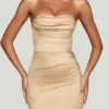 Robe courte en satin à volants et bandeau froncé Yesenia, couleur champagne Robe courte en satin à volants et bandeau froncé Yesenia, couleur champagne