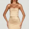 Robe courte en satin à volants et bandeau froncé Yesenia, couleur champagne Robe courte en satin à volants et bandeau froncé Yesenia, couleur champagne