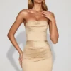 Robe courte en satin à volants et bandeau froncé Yesenia, couleur champagne Robe courte en satin à volants et bandeau froncé Yesenia, couleur champagne