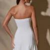 Robe courte à encolure bandeau Brielle en blanc