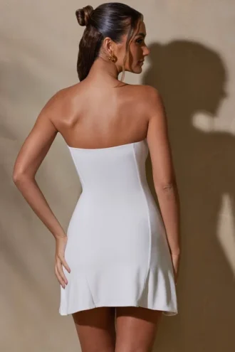 Robe courte à encolure bandeau Brielle en blanc