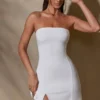 Robe courte à encolure bandeau Brielle en blanc