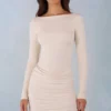 Robe courte Eska en modal à col bateau drapé et manches longues, couleur ivoire Robe courte Eska en modal à col bateau drapé et manches longues, couleur ivoire