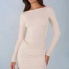 Robe courte Eska en modal à col bateau drapé et manches longues, couleur ivoire Robe courte Eska en modal à col bateau drapé et manches longues, couleur ivoire