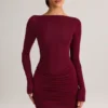 Robe courte Eska en modal à col bateau drapé et manches longues, couleur vin Robe courte Eska en modal à col bateau drapé et manches longues, couleur vin