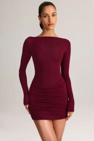 Robe courte Eska en modal à col bateau drapé et manches longues, couleur vin