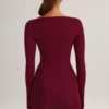 Robe courte Eska en modal à col bateau drapé et manches longues, couleur vin Robe courte Eska en modal à col bateau drapé et manches longues, couleur vin
