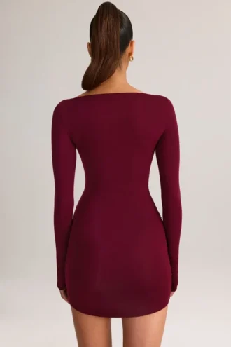 Robe courte Eska en modal à col bateau drapé et manches longues, couleur vin