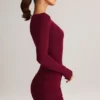 Robe courte Eska en modal à col bateau drapé et manches longues, couleur vin Robe courte Eska en modal à col bateau drapé et manches longues, couleur vin