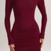 Robe courte Eska en modal à col bateau drapé et manches longues, couleur vin Robe courte Eska en modal à col bateau drapé et manches longues, couleur vin