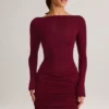 Robe courte Eska en modal à col bateau drapé et manches longues, couleur vin Robe courte Eska en modal à col bateau drapé et manches longues, couleur vin