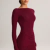 Robe courte Eska en modal à col bateau drapé et manches longues, couleur vin Robe courte Eska en modal à col bateau drapé et manches longues, couleur vin