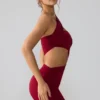 Robe courte froncée et ajourée en jersey moulant Shyla, couleur rubis Robe courte froncée et ajourée en jersey moulant Shyla, couleur rubis