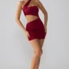 Robe courte froncée et ajourée en jersey moulant Shyla, couleur rubis Robe courte froncée et ajourée en jersey moulant Shyla, couleur rubis
