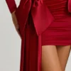 Robe courte froncée à nœud Karelyn en rouge vif Robe courte froncée à nœud Karelyn en rouge vif