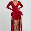 Robe courte froncée à nœud Karelyn en rouge vif Robe courte froncée à nœud Karelyn en rouge vif