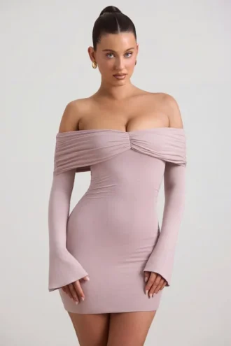 Robe courte froncée à épaules dénudées en mélange modal-cachemire de Thais, couleur taupe