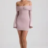 Robe courte froncée à épaules dénudées en mélange modal-cachemire de Thais, couleur taupe Robe courte froncée à épaules dénudées en mélange modal-cachemire de Thais, couleur taupe