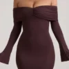 Robe courte froncée à épaules dénudées Thais en mélange modal-cachemire, couleur Espresso Robe courte froncée à épaules dénudées Thais en mélange modal-cachemire, couleur Espresso
