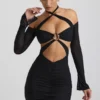 Robe courte à fronces et découpes Kemina à épaules dénudées, couleur noire Robe courte à fronces et découpes Kemina à épaules dénudées, couleur noire