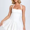 Robe courte à fronces et dos nu Maybelle en blanc