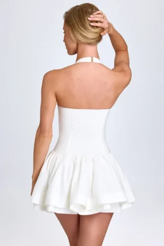 Robe courte à fronces et dos nu Maybelle en blanc
