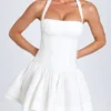 Robe courte à fronces et dos nu Maybelle en blanc