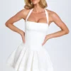 Robe courte à fronces et dos nu Maybelle en blanc