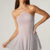 Robe courte Juni à lacets dans le dos et ornements, couleur argent Robe courte Juni à lacets dans le dos et ornements, couleur argent