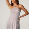 Robe courte Juni à lacets dans le dos et ornements, couleur argent Robe courte Juni à lacets dans le dos et ornements, couleur argent