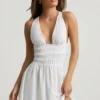 Robe courte Kaelis à dos croisé et décolleté plongeant, en blanc Robe courte Kaelis à dos croisé et décolleté plongeant, en blanc