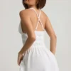 Robe courte Kaelis à dos croisé et décolleté plongeant, en blanc Robe courte Kaelis à dos croisé et décolleté plongeant, en blanc