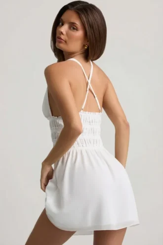 Robe courte Kaelis à dos croisé et décolleté plongeant, en blanc