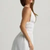 Robe courte Kaelis à dos croisé et décolleté plongeant, en blanc Robe courte Kaelis à dos croisé et décolleté plongeant, en blanc